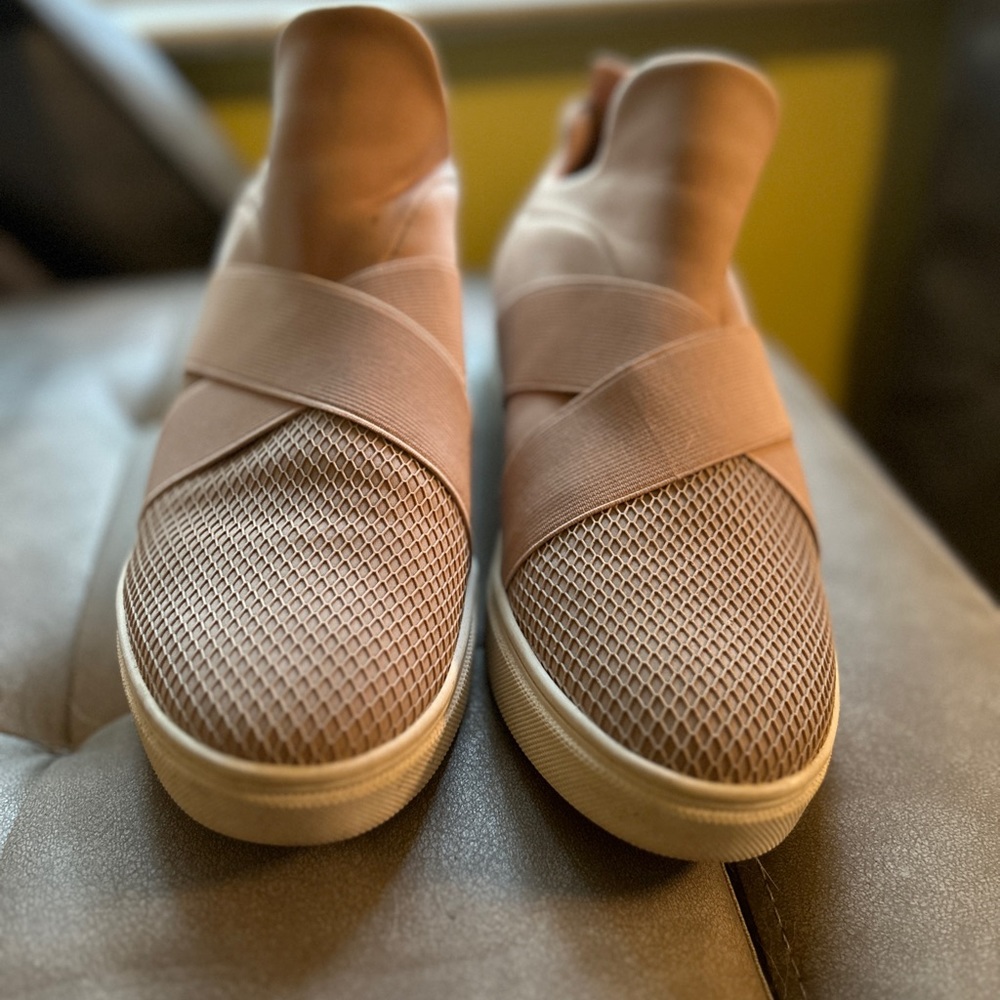 Barely used Steve Madden no-tie sneakers